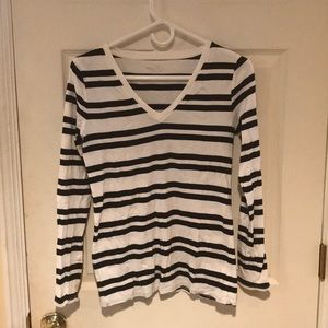 V-neck long sleeve t-shirt